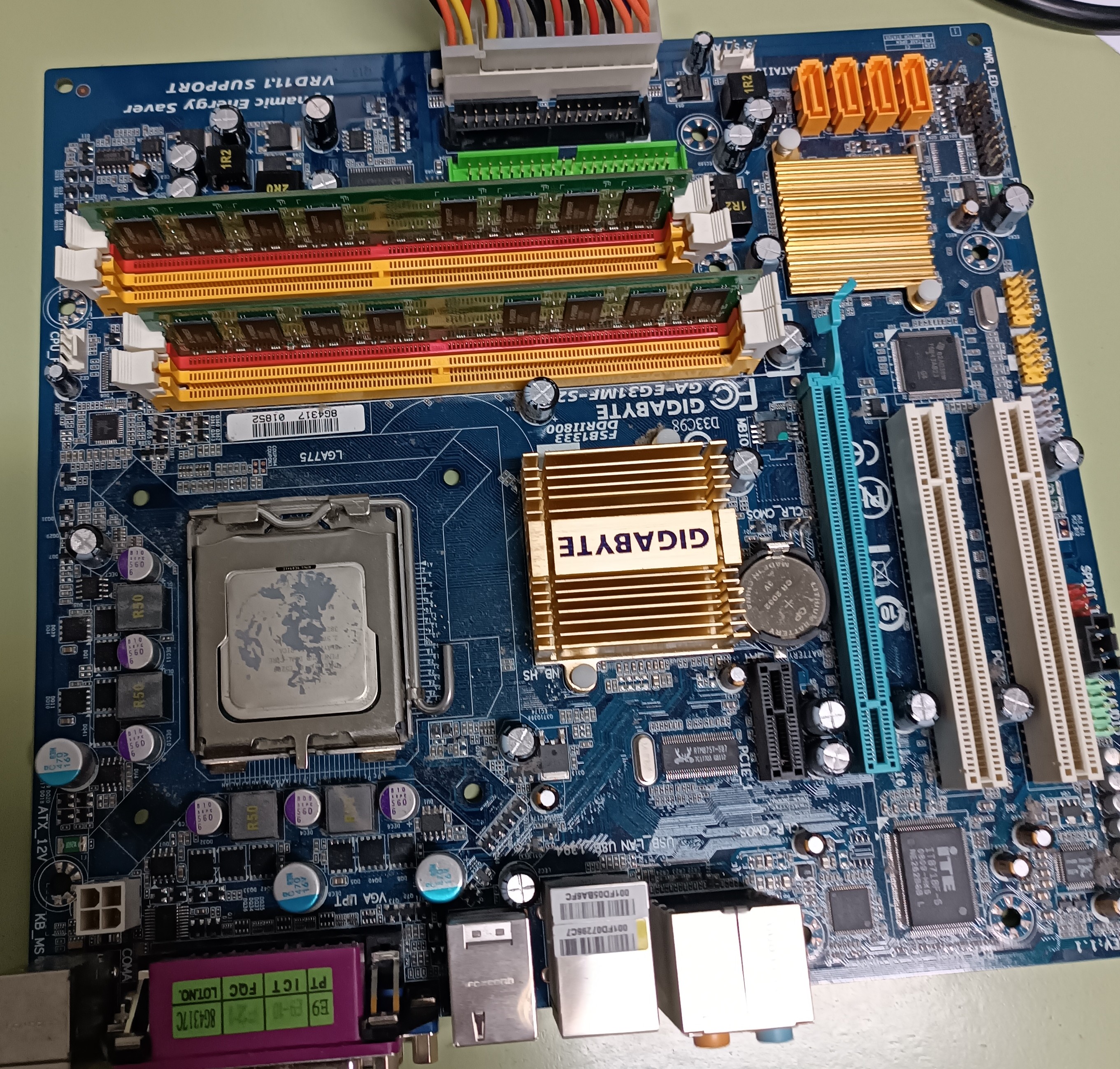 Placa con procesador y RAM insertados